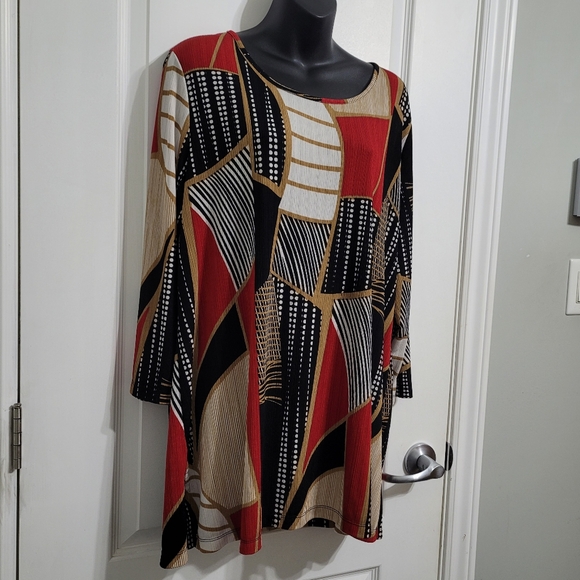Abstract Patterned Women's Top - Picture 5 of 10